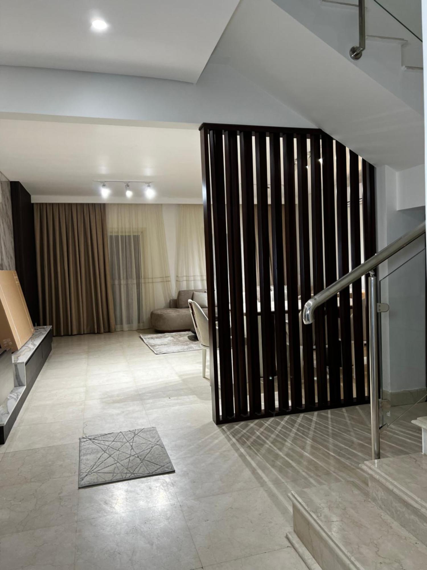 90 Avenue Apartment *